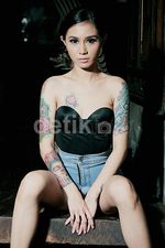 Tubuh Penuh Tato si Seksi Regita Natalia