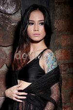 Tubuh Penuh Tato si Seksi Regita Natalia