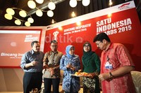 Head of Environment & Social Responsibility PT Astra International Tbk Riza Deliansyah, Penerima Apresiasi SATU Indonesia Awards 2012 Dharma Sucipto, Juri SATU Indonesia Awards 2015 Tri Mumpuni, dan Head of PR PT Astra International Tbk Yulian Warman mencicipi makanan hasil buatan Penerima Apresiasi SATU Indonesia Awards 2014 Resika Caesaria saat menghadiri acara Kick Off Semangat Astra Terpadu Untuk (SATU) Indonesia Awards 2015.