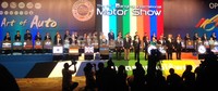 Panitia dan peserta pameran yang terdiri dari berbagai agen pemegang merek kendaraan menekan bel tanda dimulainya pameran di Bangkok, 24 Maret 2015.