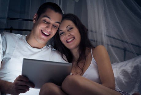 Survei Ini Sebut Eksis di Socmed Bisa Pengaruhi Kehidupan Seksual Pasutri