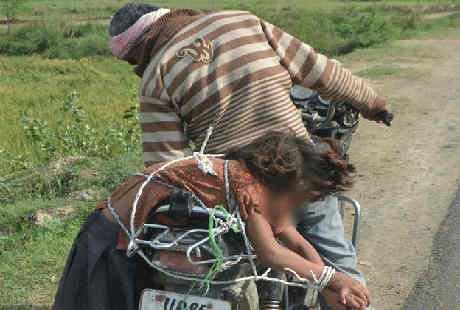 Ikat Anak di Boncengan Motor, Ayah Ini Harus Berurusan dengan Polisi