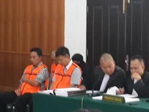 Sidang Mafia Migas di Pekanbaru, Terdakwa Abob Cs Kenakan Baju Tahanan