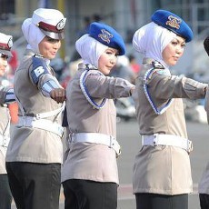 Mulai Hari ini Polisi Perempuan Boleh Memakai Jilbab Mulai Hari ini Polisi Perempuan Boleh Memakai Jilbab