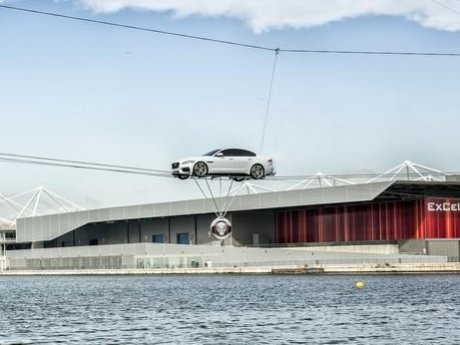 Ini Cara Ekstrem Peluncuran Sedan Jaguar Terbaru