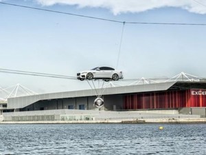 Ini Cara Ekstrem Peluncuran Sedan Jaguar Terbaru