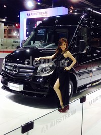 Hampir seluruh stand pameran menggunakan jasa wanita cantik atau Sales Promotion Girl (SPG) sebagai sarana untuk menarik minat pengunjung.