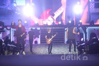 Liam ajak para Directioners bernyanyi lebih semangat.