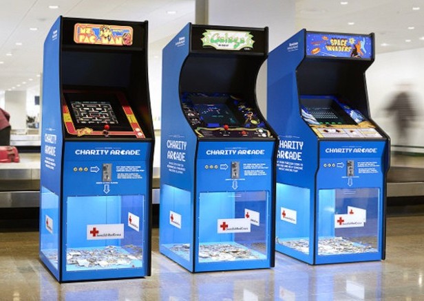 Seru! Main Dingdong Sambil Donasi di Bandara Swedia