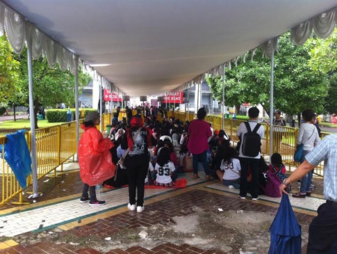Demi Tempat Paling Depan, Directioners Padati GBK Sejak Pagi