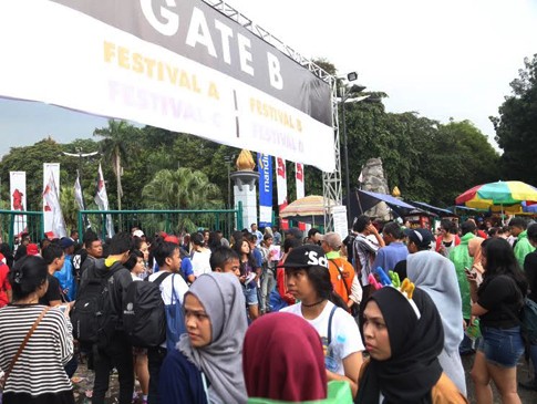 Senayan Hujan, Directioners Basah-basahan Nantikan One Direction