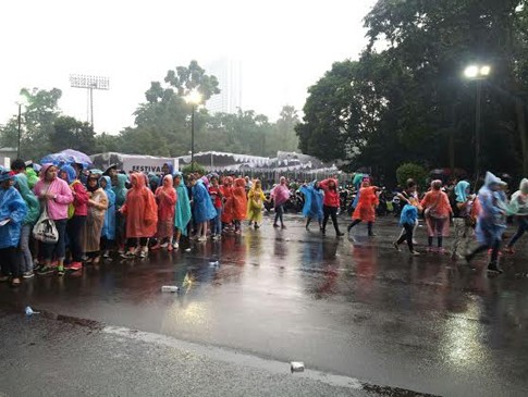 Hujan Makin Deras, Directioners Kelas Festival Setia Menunggu