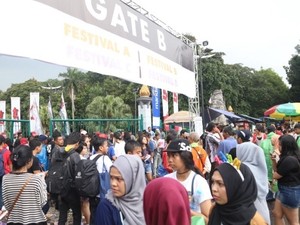 Karaoke Hingga Selfie Jadi Pengusir Lelah Directioners Menantikan Konser 1D