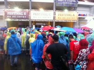 Meriah! Berjas Hujan Warna-Warni, Directioners Serbu Panggung One Direction