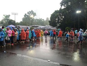 Hujan Makin Deras, Directioners Kelas Festival Setia Menunggu