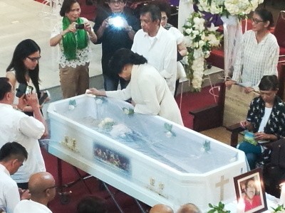 Frans Tumbuan Dimakamkan Hari Ini, Rima Melati Tak Henti Menangis