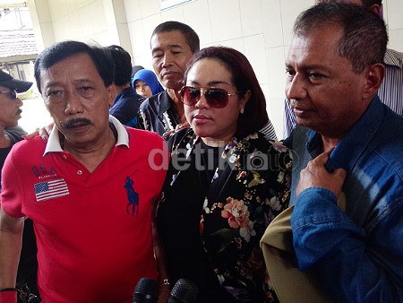 Doyok Setia Dampingi Tessy di Persidangan