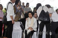Isak tangis mengiringi pemakaman Frans Tumbuan. Noel/detikHOT.