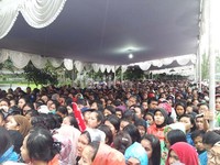 Ini suasana antrean yang padat jelang konser 1D.