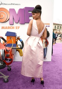 Rihanna pamer punggung di premiere 'Home'. Kevin Winter/Getty Images/detikFoto.