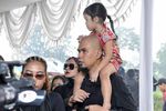Dhani Gendong Shafeea di Pemakaman Frans Tumbuan