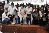 Rima Melati terlihat tegar saat menaburkan bunga. Noel/detikHOT.