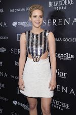 Jennifer Lawrence Berbaju Menerawang di Premiere 'Serena'