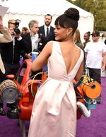 Rihanna Pamer Punggung di Premiere 'Home'
