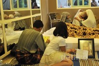 Isak tangis keluarga pecah saat jenazah tiba di rumah duka di Jl H Muhi, Pondok Pinang, Jakarta Selatan. Noel/detikHOT.