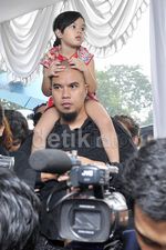 Dhani Gendong Shafeea di Pemakaman Frans Tumbuan