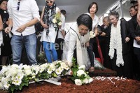Selain Rima, keluarga, kerabat, dan sahabat yang turut hadir juga terlihat meneteskan air mata. Noel/detikHOT.