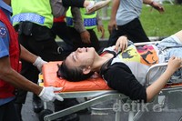 Akibatnya banyak fangirls yang pingsan.