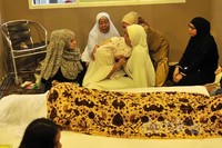 Sang istri, Ervie pun terlihat tak dapat membendung air mata ketika melihat jenazah sang suami. Noel/detikHOT.