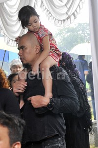 Sementara Dhani, tampil dengan busana serba hitam. Noel/detikHOT.