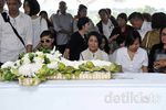 Keharuan di Pemakaman Frans Tumbuan