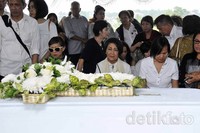 Rima hanya duduk lemas menyaksikan peti jenazah Frans diturunkan ke liang lahat. Noel/detikHOT.