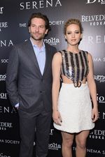 Jennifer Lawrence Berbaju Menerawang di Premiere 'Serena'