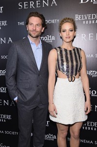 Aktris cantik berusia 24 tahun itu ajak lawan mainnya Bradley Cooper untuk berfoto bersama. Jamie McCarthy/Getty Images/detikFoto.