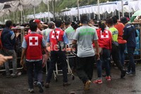 Sejumlah fans yang pingsan ditangani khusus oleh petugas medis.