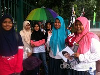 Beberapa atribut Zayn pun nampak dibawa oleh para penonton.