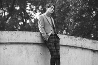 Dalam foto tersebut Chen terlihat mengenakan baju turtle neck, blazer dan celana kotak-kotak. (SMTOWN)