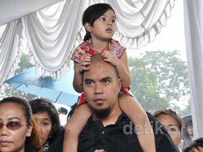 Dhani Gendong Shafeea di Pemakaman Frans Tumbuan