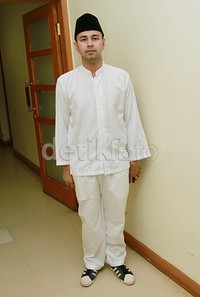 Saat hadir di acara 'DahSyat', Raffi tampil dengan baju koko serba putih. Pool/Gus Mun/detikFoto.