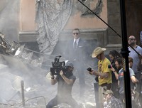 Seperti biasa Daniel Craig alias Agen 007 tampil necis lewat setelan jasnya yang khas dan tentu saja kacamata hitam. REUTERS/Henry Romero/detikFoto.