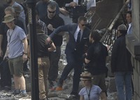 Salah satu adegan Daniel Craig saat berlari di tengah kerumunan orang. REUTERS/Henry Romero/detikFoto.