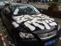 Cemburu, Gadis Ini Tempeli Mobil Pacarnya dengan Pembalut Wanita