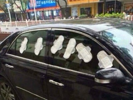 Cemburu, Gadis Ini Tempeli Mobil Pacarnya dengan Pembalut Wanita