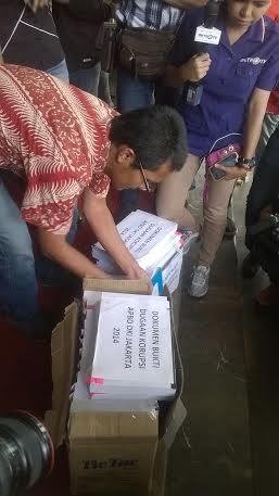 Ini Isi 2 Kardus Dokumen yang Diserahkan ICW Saat Laporkan DPRD DKI ke KPK