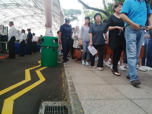 Tertib dan Disiplinnya Ribuan Pelayat Lee Kuan Yew