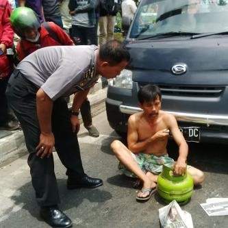 Gerobaknya Disita Satpol PP, Tukang Sate di Batam ini Coba Bunuh Diri